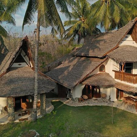 Beach-Front Sumbawa Surf House Lemonga Екстериор снимка