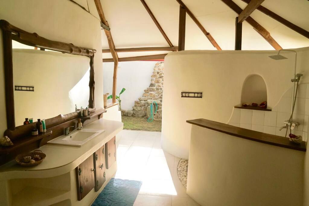 Beach-Front Sumbawa Surf House Lemonga Екстериор снимка