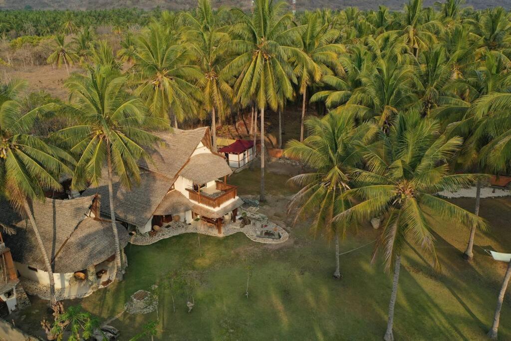 Beach-Front Sumbawa Surf House Lemonga Екстериор снимка