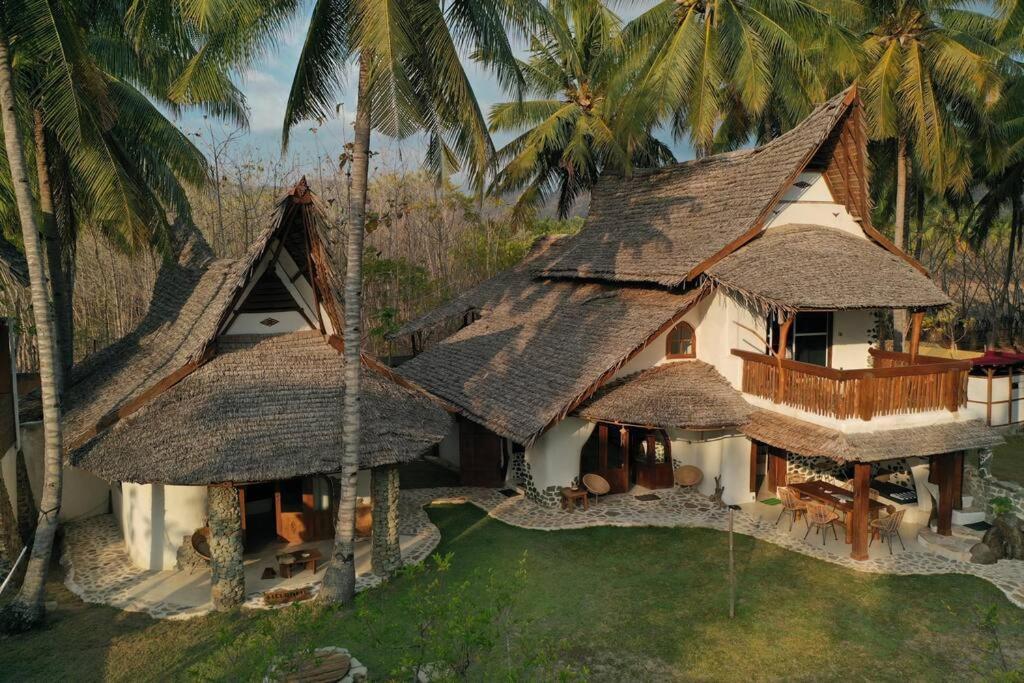 Beach-Front Sumbawa Surf House Lemonga Екстериор снимка